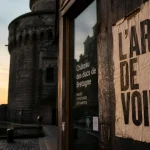 Affiche « Musées de Nantes » devant une entrée de musée à Nantes