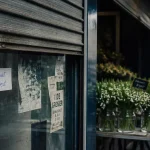 Magasin ouvert nantes 1er mai : vitrine fermée et muguet