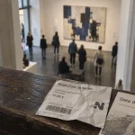 Nantes exposition art contemporain dans un hall de musée, visiteurs devant une œuvre