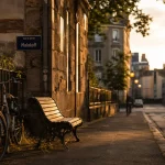 Quartier malakoff nantes, rue au golden hour avec façades et vélos