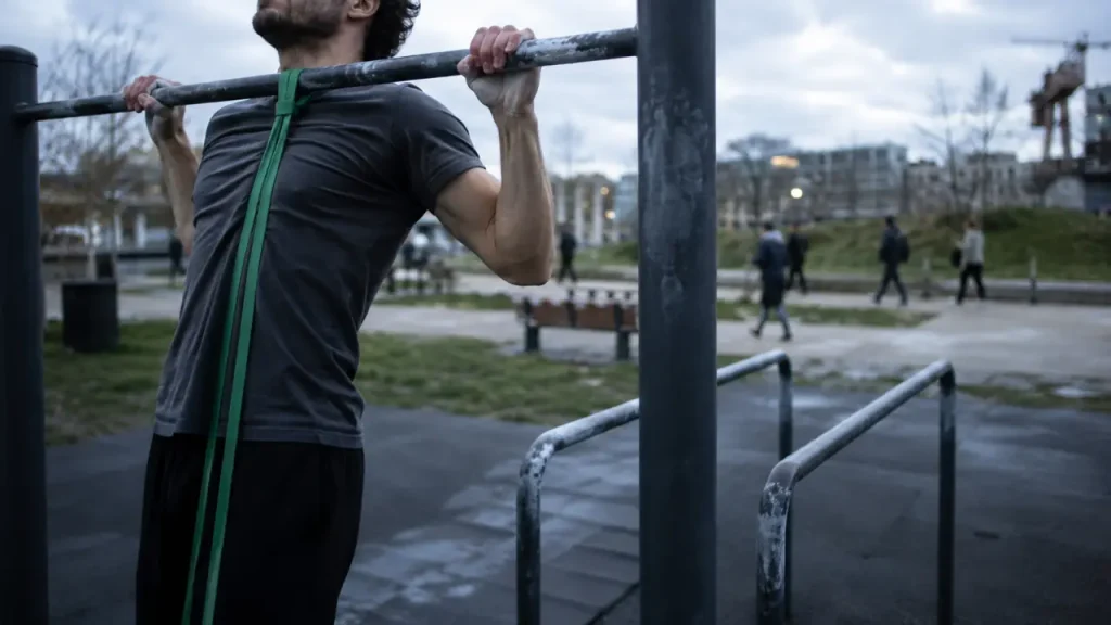 Street workout Nantes : barre de traction et barres parallèles sur un spot extérieur