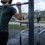 Street workout Nantes : barre de traction et barres parallèles sur un spot extérieur